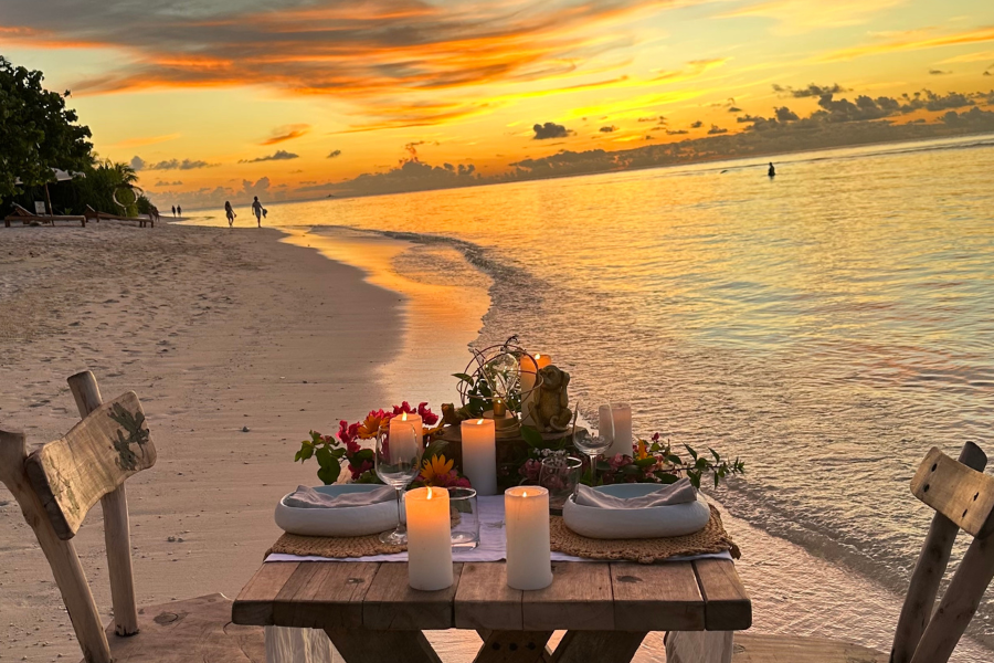 cena in spiaggia alle maldive