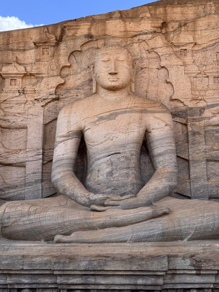 Polonnaruwa con statua del buddha da vedere in sri lanka
