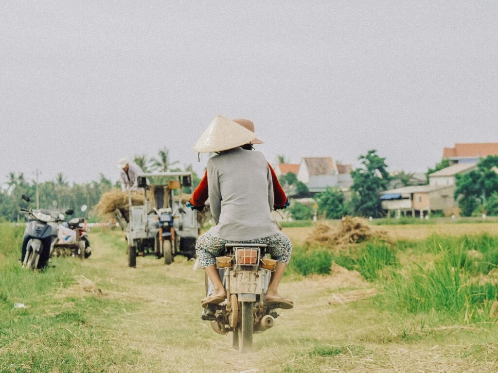 due persone su una motocicletta in una campagna del Vietnam