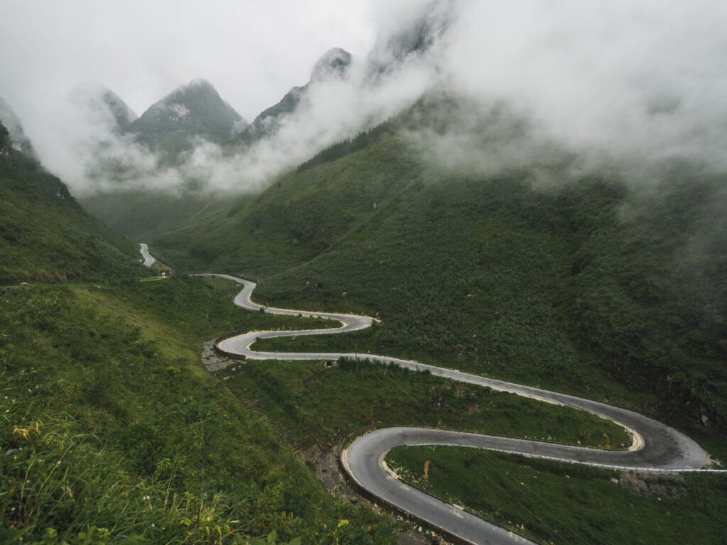 strada panoramica tra le montagne, perfetta per scoprire il Vietnam in moto