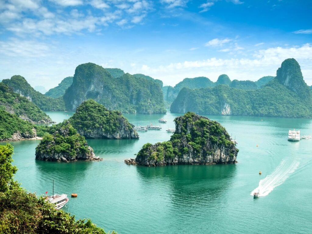 vista panoramica della baia di Halong in Vietnam