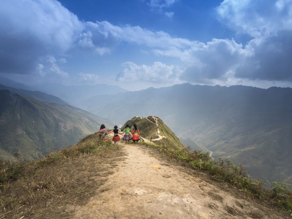 quattro bambini vestiti in abiti tradizionali su un sentiero di montagna in vietnam