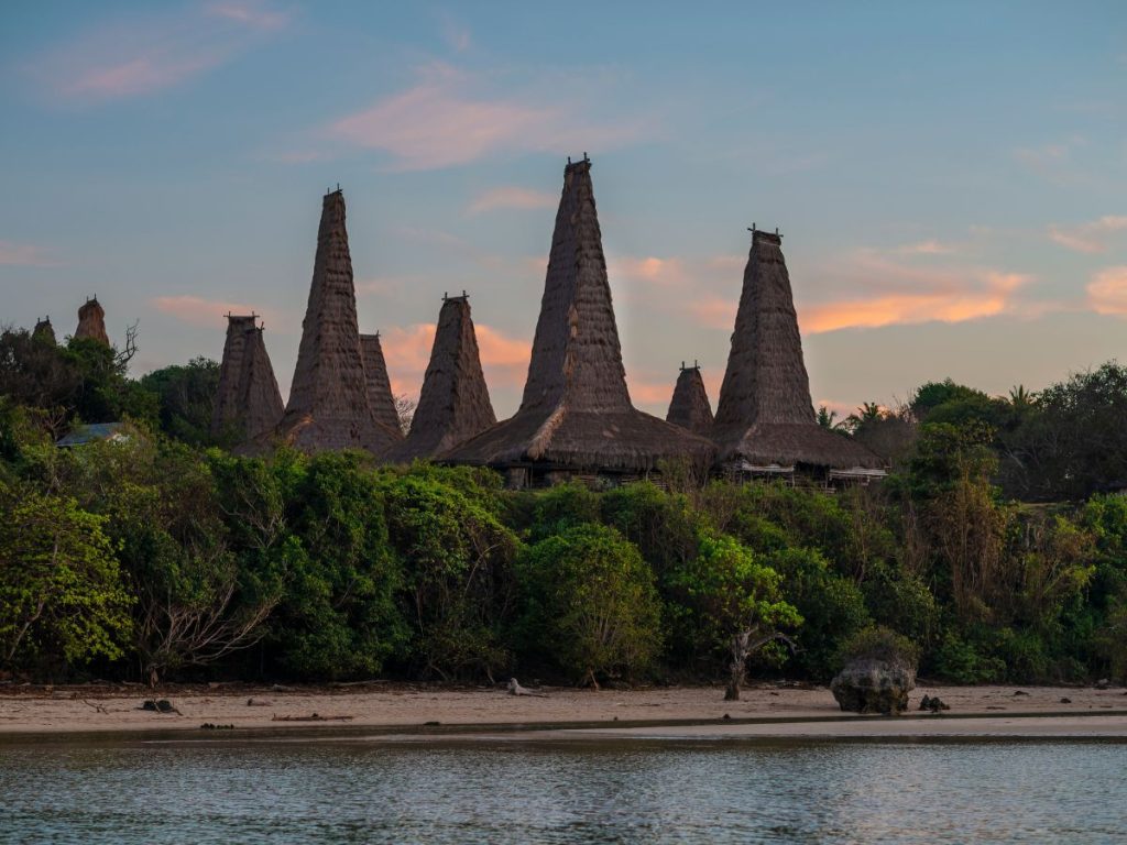 Villaggio tradizionale dell'isola di Sumba in Indonesia con caratteristiche case dai tetti alti e appuntiti in paglia.