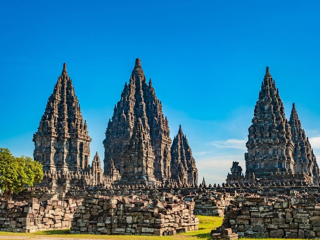 Le maestose torri in pietra del tempio induista di Prambanan a Giava sotto il cielo sereno.