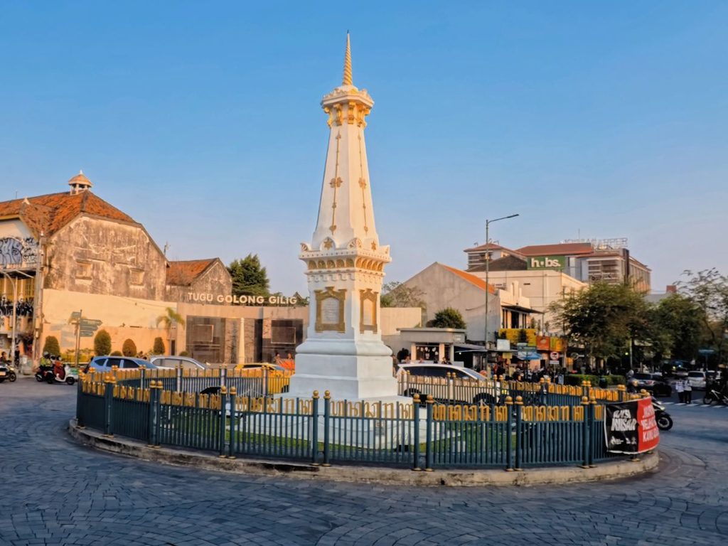 Il monumento Tugu Yogyakarta situato al centro di una rotonda nella cittadina storica di Yogyakarta a Giava.