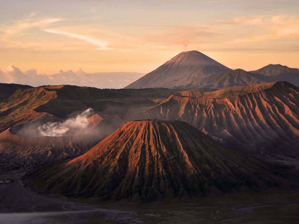 Vista aerea del cratere fumante del Monte Bromo al tramonto nella regione orientale di Giava.