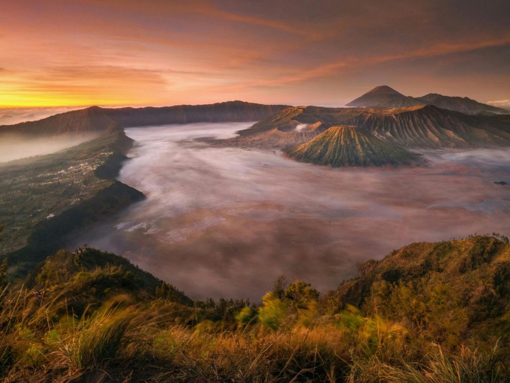 Alba sulla caldera del Tengger: il Monte Bromo e i vulcani emergono dalla nebbia nei colori del mattino
